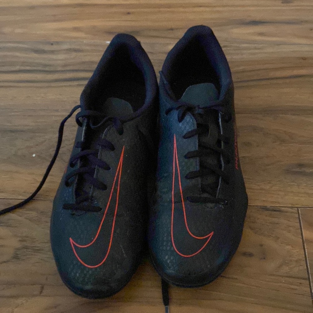 Nike phantom kids soccer cleats 5Y